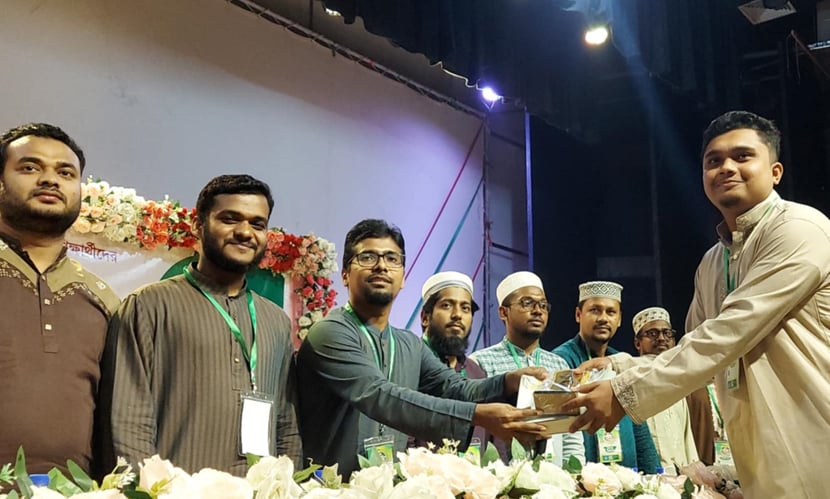 কৃতি শিক্ষার্থীদের হাতে সংবর্ধনা ক্রেস্ট ও উপহার সামগ্রী তুলে দিচ্ছেন নুরুল ইসলাম সাদ্দাম। ছবি: সারাবাংলা
