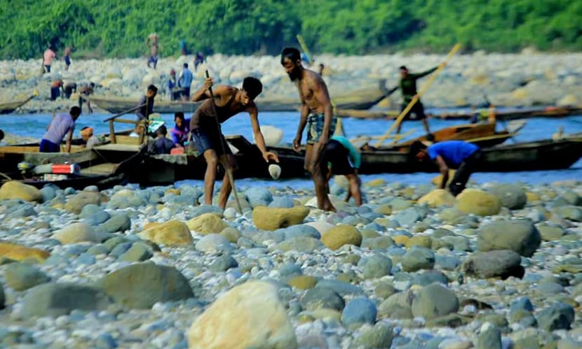 একসময় যেখানে রাতের আঁধারে পাথর লুট হতো গোপনে, আজ তা চলছে প্রকাশ্যেই। ছবি: সংগৃহীত
