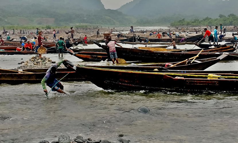 একসময় যেখানে রাতের আঁধারে পাথর লুট হতো গোপনে, আজ তা চলছে প্রকাশ্যেই। ছবি: সংগৃহীত