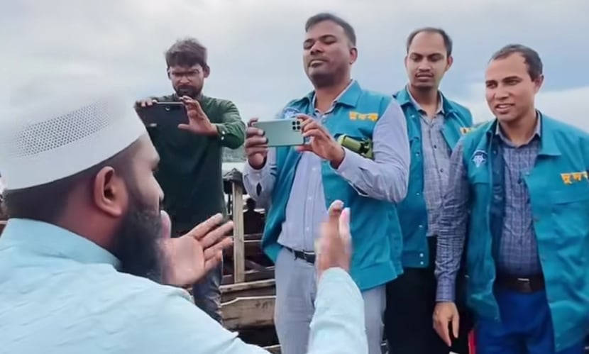 দুদক কর্মকর্তাদের সঙ্গে বাকবিতণ্ডায় জড়ান মোকাররিম। ছবি: সারাবাংলা