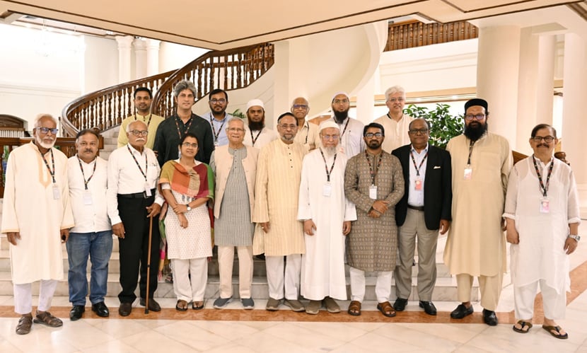 রাষ্ট্রীয় অতিথি ভবন যমুনায় ৭টি রাজনৈতিক দলের শীর্ষ নেতাদের সঙ্গে প্রধান উপদেষ্টা ড. মুহাম্মদ ইউনূস। ছবি: সংগৃহীত