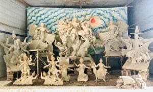 আসন্ন শারদীয় দুর্গাপূজা উপলক্ষ্যে দিনাজপুরের হাকিমপুর (হিলি) উপজেলার বিভিন্ন পূজামণ্ডপে চলছে প্রতিমা তৈরির ব্যস্ততা - ছবি : সারাবাংলা