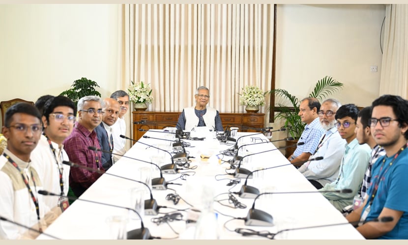 প্রধান উপদেষ্টার সঙ্গে আন্তর্জাতিক অলিম্পিয়াডে পদকজয়ী ছয় শিক্ষার্থীর সাক্ষাৎ