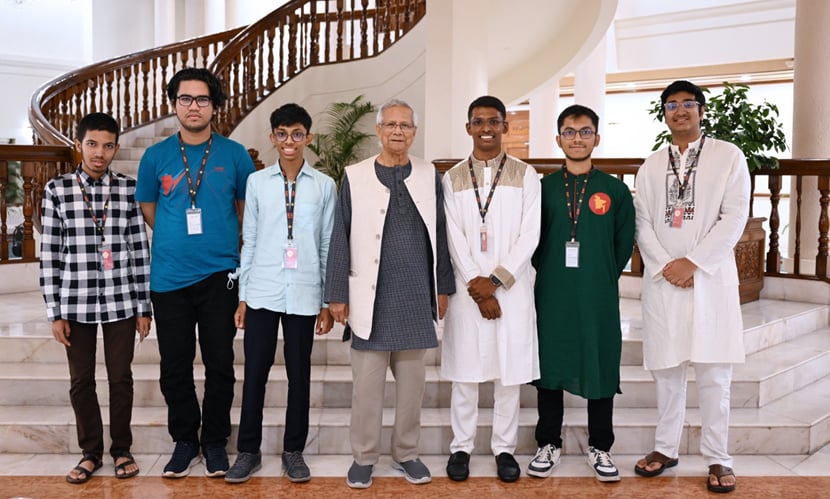 প্রধান উপদেষ্টার সঙ্গে আন্তর্জাতিক অলিম্পিয়াডে পদকজয়ী ছয় শিক্ষার্থী