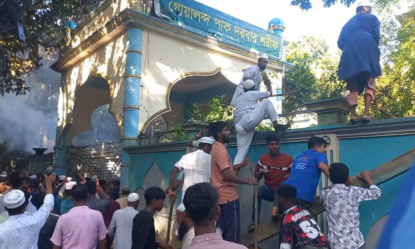 নুরুল হক ওরফে নুরাল পাগলের দরবারে হামলা করছে জনতা। ছবি: সারাবাংলা