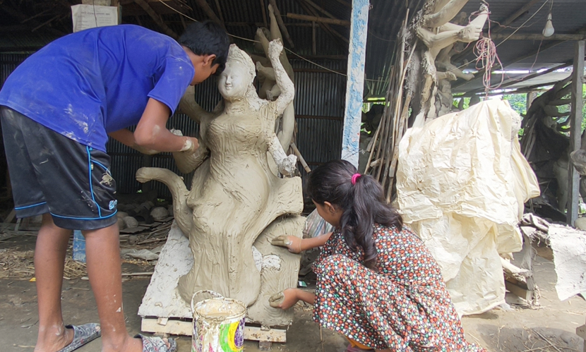 নিজ হাতে প্রতিমা গড়ছে শিশু শিল্পীরা