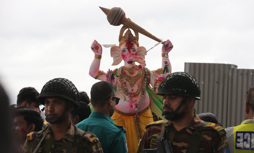 কড়া নিরাপত্তায় দেবীকে নিয়ে যাওয়া হচ্ছে। ছবি: হাবিবুর রহমান, সিনিয়র ফটোকরেসপন্ডেন্ট