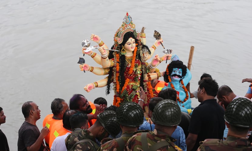 দেবীকে বিসর্জনের পূর্বে ভক্তরা। ছবি: হাবিবুর রহমান, সিনিয়র ফটোকরেসপন্ডেন্ট