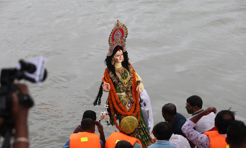 দেবীকে নদীতে বিসর্জনের আগ মুহূর্ত। ছবি: হাবিবুর রহমান, সিনিয়র ফটোকরেসপন্ডেন্ট