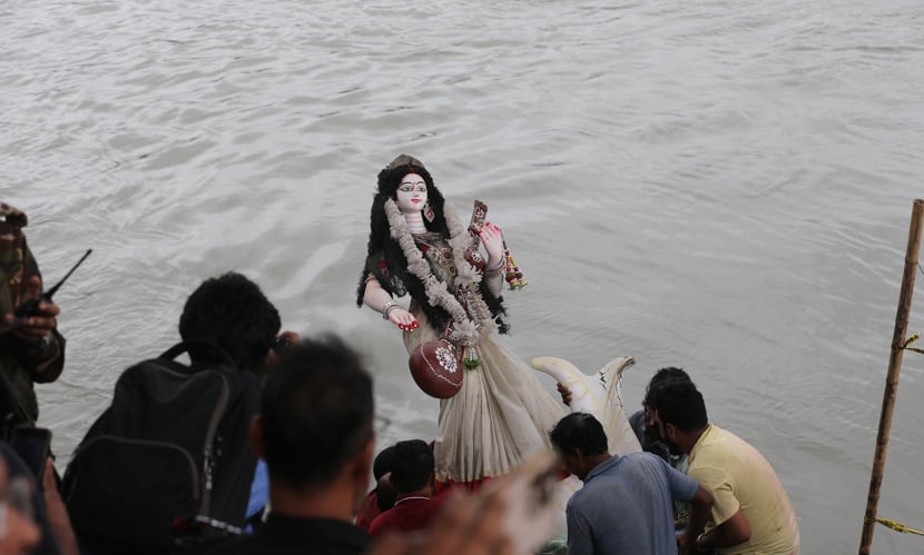দেবীকে বুড়িগঙ্গা নদীতে বিসর্জনের আগ মুহূর্ত। ছবি: হাবিবুর রহমান, সিনিয়র ফটোকরেসপন্ডেন্ট