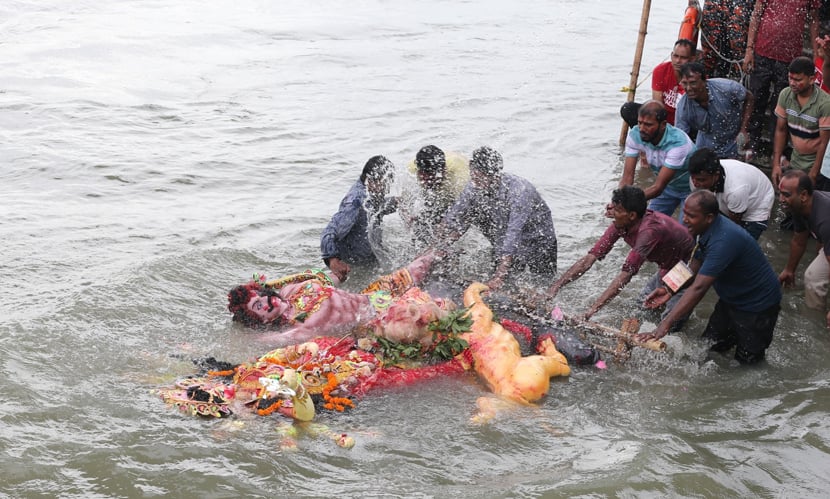 চোখের জলে দেবীকে বিসর্জন। ছবি: হাবিবুর রহমান, সিনিয়র ফটোকরেসপন্ডেন্ট