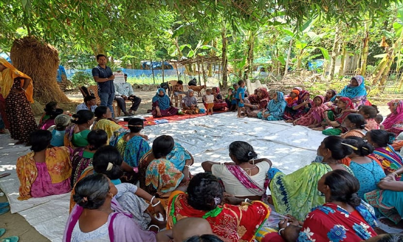 গ্রামের মানুষের মাঝে অ্যানথ্রাক্সবিষয়ক সচেতনতা তৈরিতে বৈঠক। ছবি: সংগৃহীত 