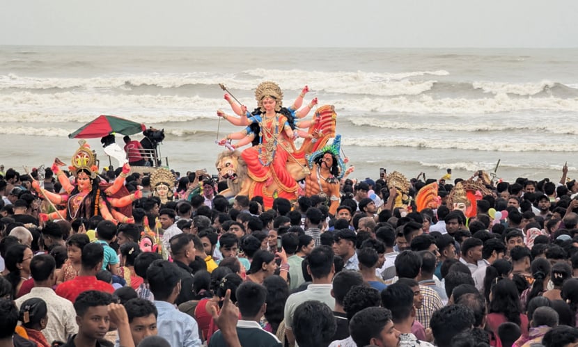 কক্সবাজার সমুদ্র সৈকতে উৎসবমুখর পরিবেশে প্রতিমা বিসর্জন