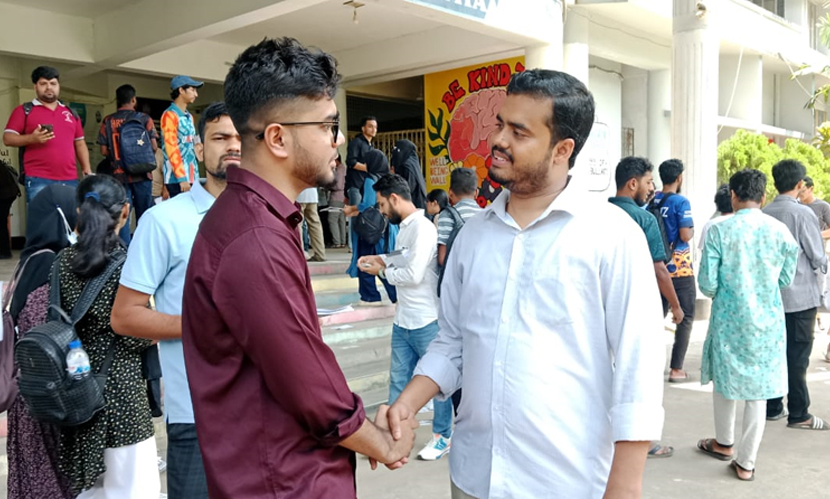 শুধু ব্যতিক্রমী সাজসজ্জা নয়, দলবেঁধেও প্রচারপত্র বিলি করেছেন কেউ কেউ। ছবি: সারাবাংলা