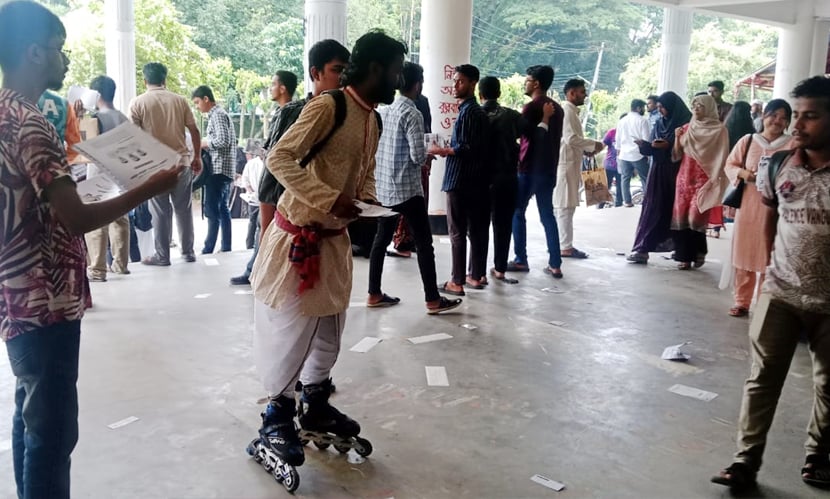 চাকসু নির্বাচনে ব্যতিক্রমী কায়দার প্রচারে শিক্ষার্থীদের দৃষ্টি আকর্ষণের চেষ্টা। ছবি: সারাবাংলা