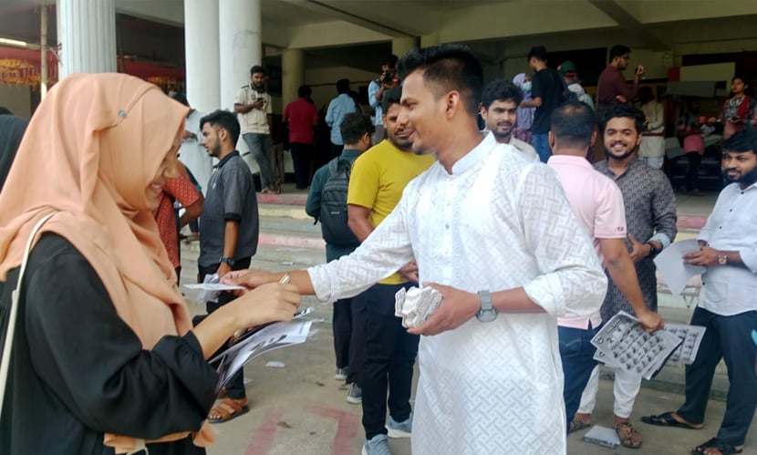 শুধু ব্যতিক্রমী সাজসজ্জা নয়, দলবেঁধেও প্রচারপত্র বিলি করেছেন কেউ কেউ। ছবি: সারাবাংলা