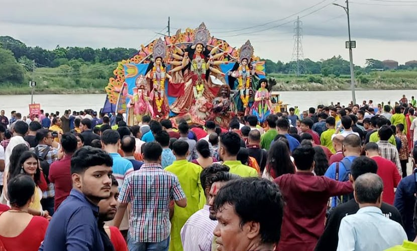 ময়মনসিংহে আনন্দ-বেদনা ও উৎসবমুখর পরিবেশে প্রতিমা বিসর্জন