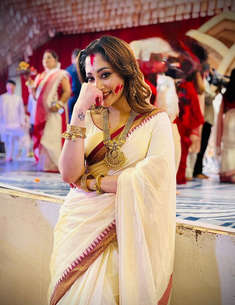সাম্প্রতিক দুর্গাপূজার দশমীতেও পূজা ছিলেন আলোচনার কেন্দ্রবিন্দুতে