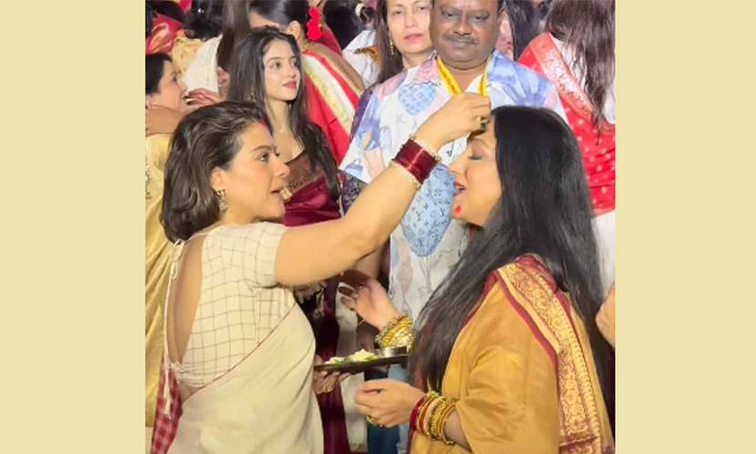 কাজলের সঙ্গে সিঁদুর খেলায় মাতলেন ঋতুপর্ণা কাজলের সঙ্গে সিঁদুর খেলায় মাতলেন ঋতুপর্ণা