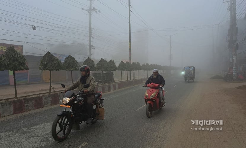 কুয়াশার কারণে মহাসড়কে হেডলাইট জ্বালিয়ে চলাচল করে যানবাহনগুলো। ছবি: সারাবাংলা