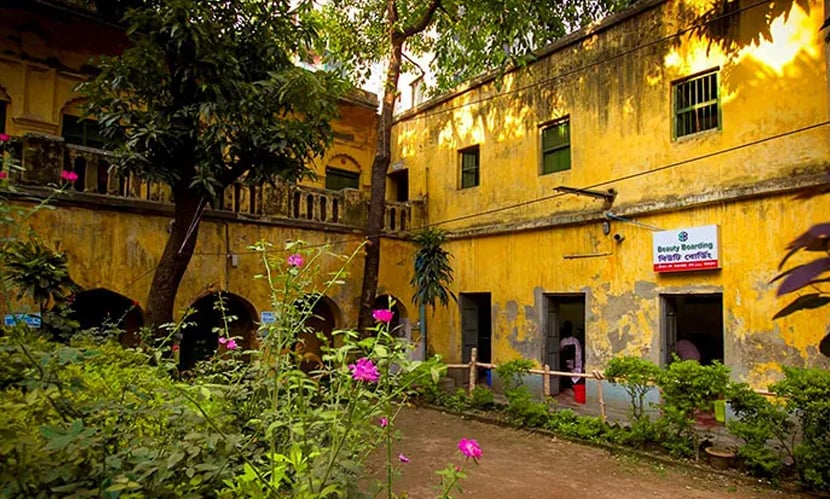 পুরান ঢাকার ঐতিহ্যবাহী আড্ডাঘর বিউটি বোর্ডিং। ছবি: সংগৃহীত
