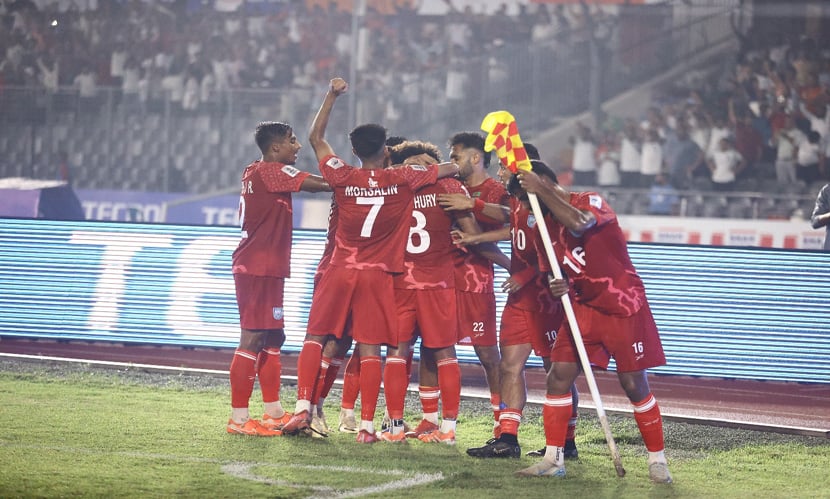 হামজার গোলে লিড পেলেও হাফ টাইমে ১-১ এ সমতা হামজার গোলে লিড পেলেও হাফ টাইমে ১-১ এ সমতা