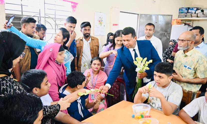 বিশেষ চাহিদাসম্পন্ন শিশুদের ফুল-চকলেট উপহার দেন নারায়ণগঞ্জ ডিসি জাহিদুল ইসলাম। ছবি: সংগৃহীত