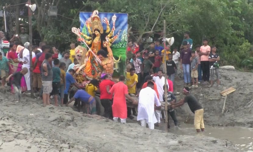 কুষ্টিয়ায় বিসর্জনের মধ্য দিয়ে শেষ হলো শারদীয় দুর্গোৎসব