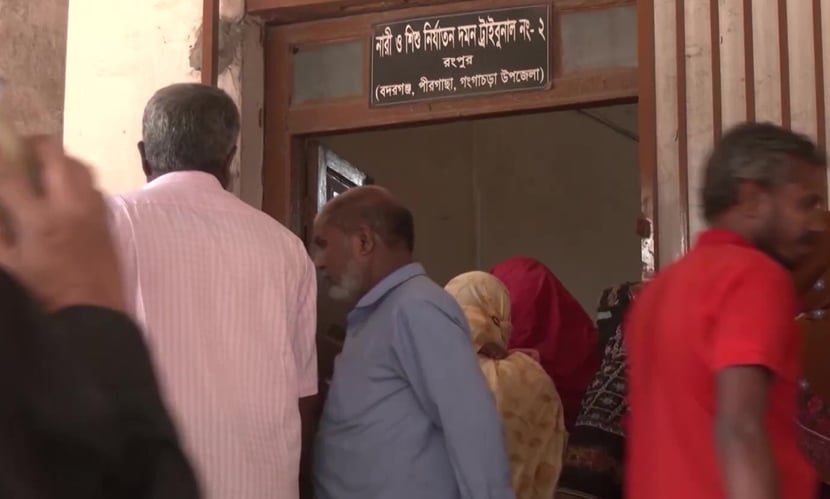 নারী ও শিশু নির্যাতন দমন ট্রাইব্যুনালে বিচারপ্রার্থীরা। ছবি: সারাবাংলা