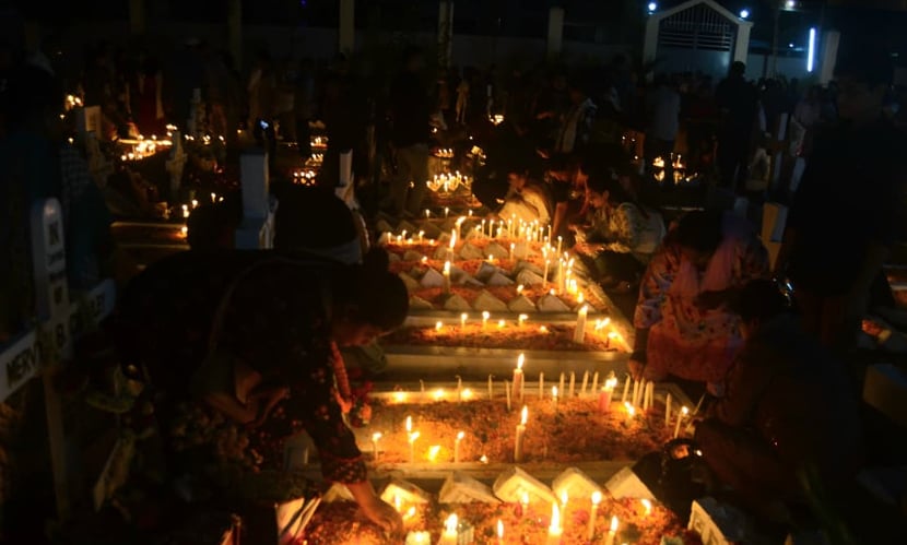 মোমবাতি প্রজ্বলনের পাশাপাশি প্রয়াতদের সমাধিতে ফুল ছিটিয়ে প্রার্থনায় শরিক হন খ্রিস্ট ধর্মাবলম্বীরা। ছবি: সারাবাংলা