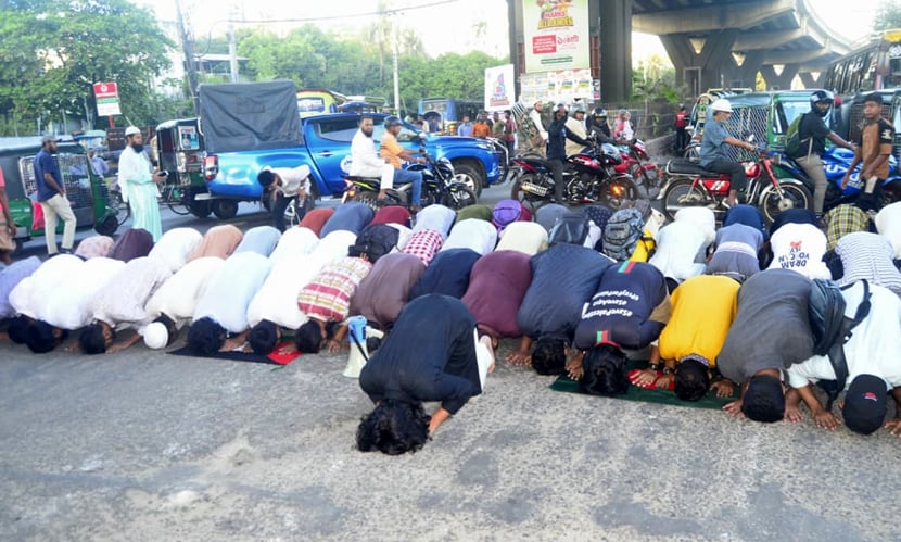 শেখ হাসিনার ফাঁসির রায়ের পর চট্টগ্রামে শোকরানা নামাজ। ছবি: সারাবাংলা