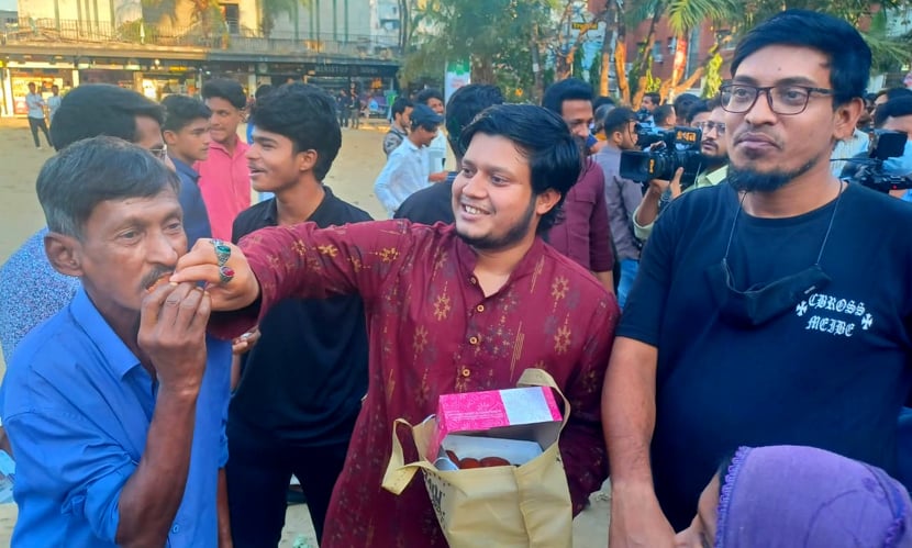শেখ হাসিনার ফাঁসির রায়ের পর চট্টগ্রামে আনন্দ-উল্লাস, মিষ্টি বিতরণ। ছবি: সারাবাংলা