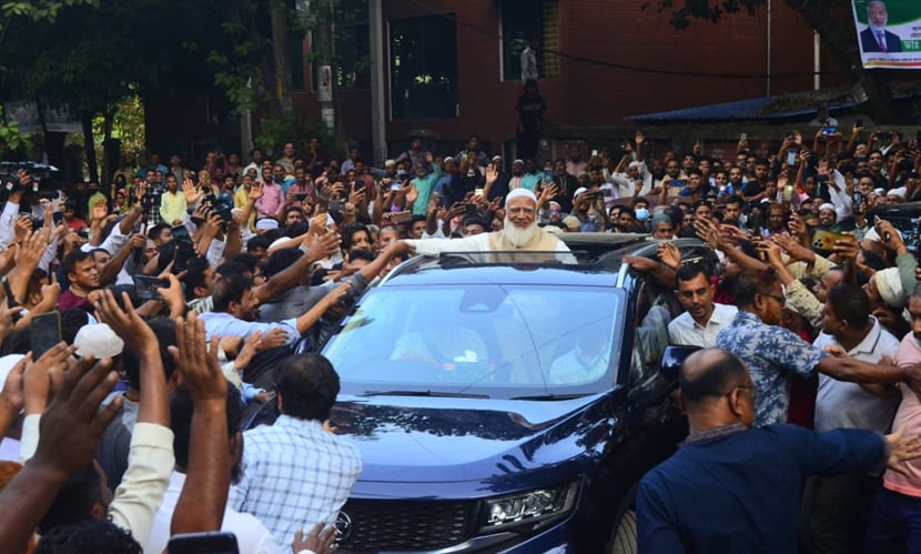 হেলিকপ্টার থেকে নামার পর নেতাকর্মীবেষ্টিত জামায়াতে ইসলামীর আমির ডা. শফিকুর রহমান। ছবি: সারাবাংলা