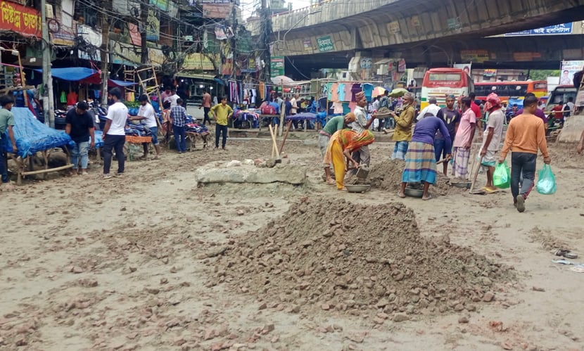 এভাবেই রাজধানী ঢাকায় সংস্কারের নামে খোঁড়াখুঁড়ি চলে বছরজুড়ে। ছবি: সারাবাংলা