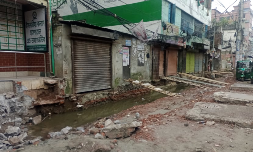 এভাবেই রাজধানী ঢাকায় সংস্কারের নামে খোঁড়াখুঁড়ি চলে বছরজুড়ে। ছবি: সারাবাংলা