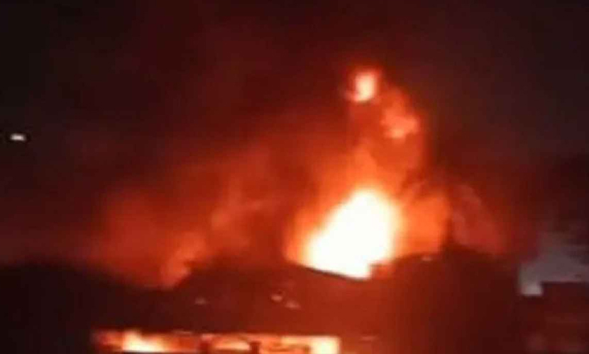 লালবাগে প্লাস্টিক কারখানায় আগুন, নিয়ন্ত্রণে ৬ ইউনিট