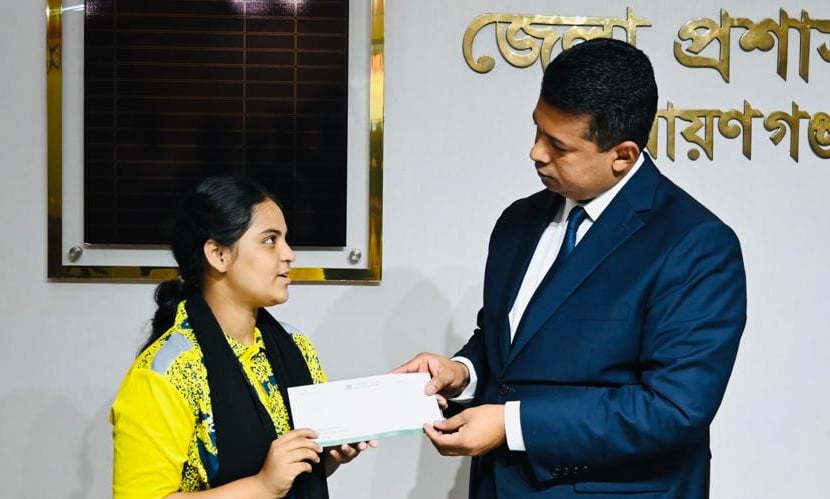 দরিদ্র ফুটবলারদের স্বপ্নে আলো জ্বালালেন নারায়ণগঞ্জের ডিসি। ছবি: সংগৃহীত