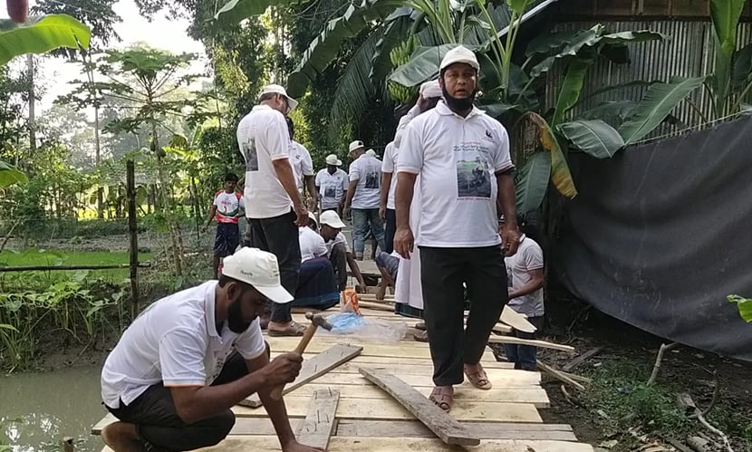 ভাঙাচোরা সড়ক ও অকেজো সেতুগুলো স্থানীয় তরুণ ও যুবকদের স্বেচ্ছাশ্রমে নতুনভাবে তৈরি করা হচ্ছে। ছবি: সারাবাংলা