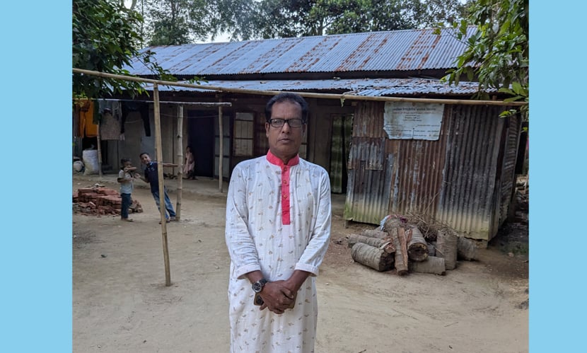 নিজ বসতঘরের সামনে আয়াজ বাঙ্গালী