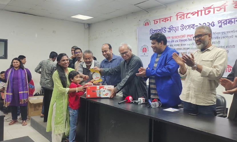 বিএনপির সিনিয়র যুগ্ম মহাসচিব অ্যাডভোকেট রুহুল কবীর রিজভী কাছ থেকে পুরস্কার নিচ্ছেন সারাবাংলা ডটনেটের স্টাফ রিপোর্টার নাজনীন লাকি। 