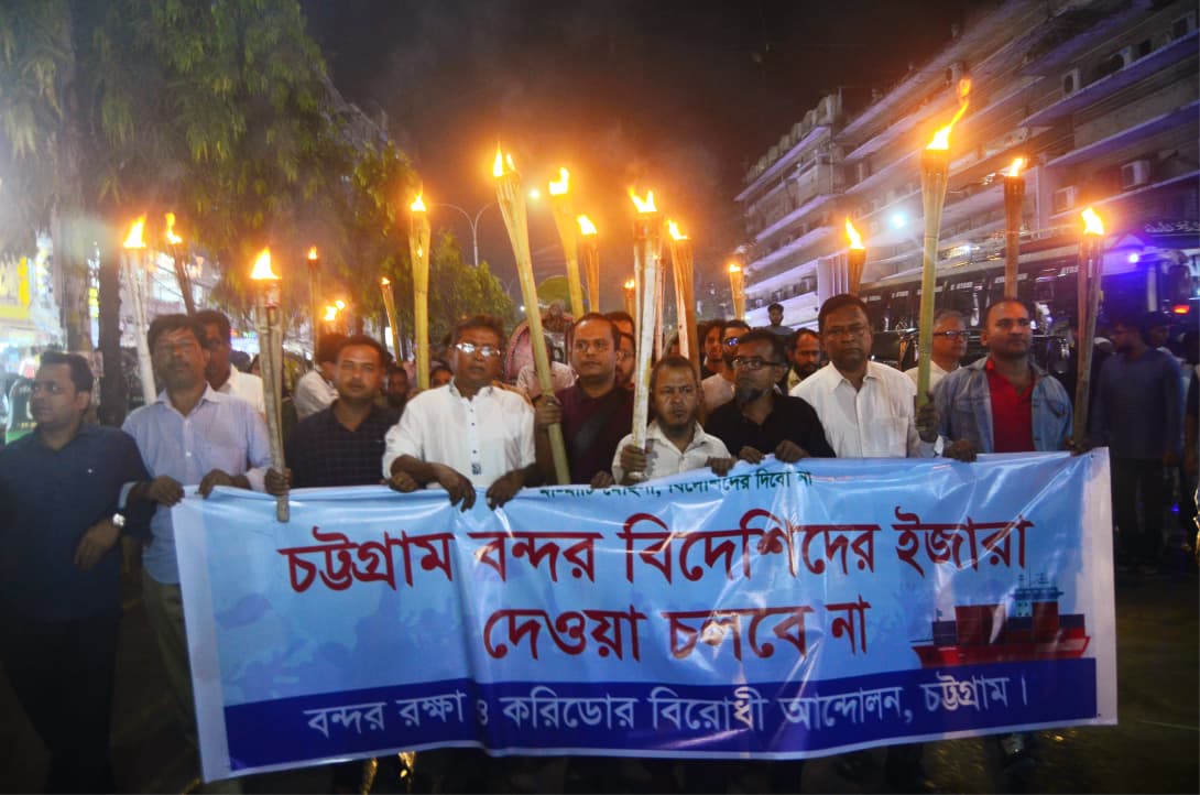 বন্দর রক্ষা ও করিডোরবিরোধী আন্দোলনের মশাল মিছিল। ফাইল ছবি: সারাবাংলা