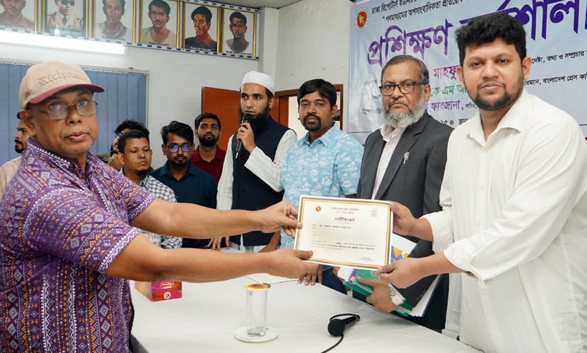 কর্মশালা শেষে সাংবাদিকদের সনদ প্রদান করেন তথ্য উপদেষ্টা মো. মাহফুজ আলম। সংগৃহীত ছবি