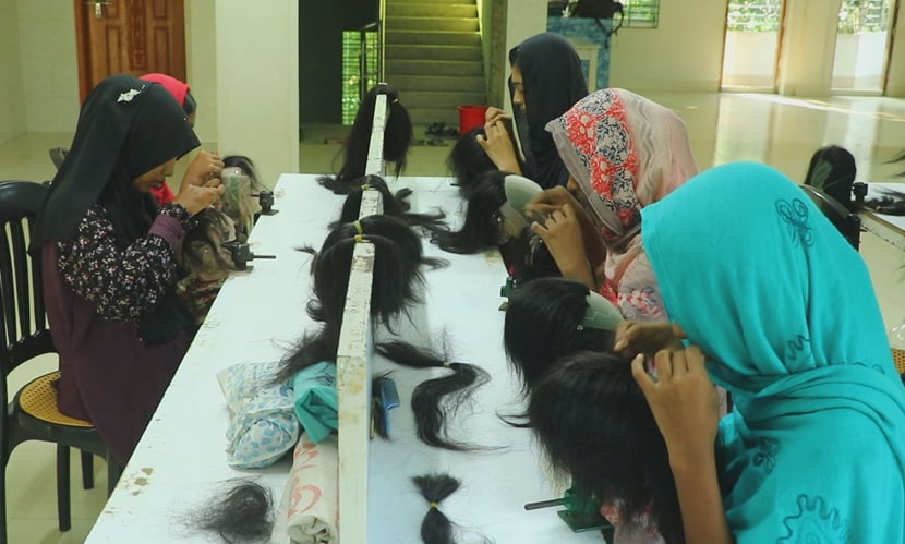 পরচুলা’ বুনছেন নারীরা। ছবি: সারাবাংলা