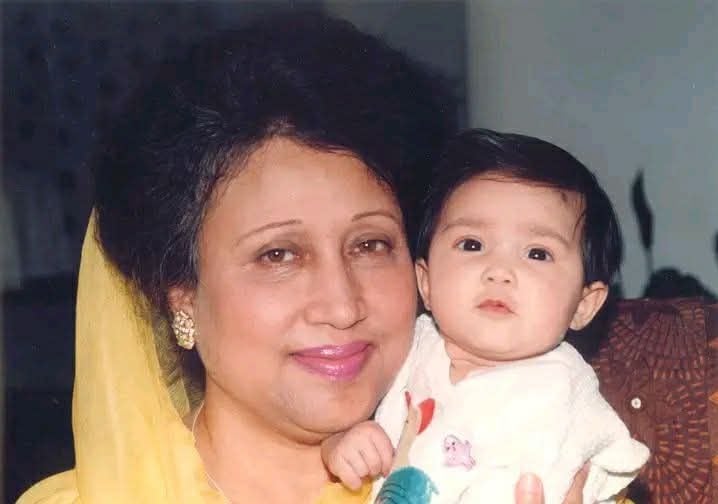 দাদি বেগম খালেদা জিয়ার কোলে নাতনি জাইমা রহমান। ছবি: সংগৃহীত