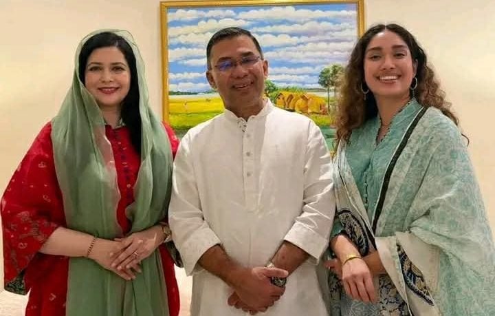 বাবা-মার সঙ্গে জাইমা রহমান। ছবি: সংগৃহীত