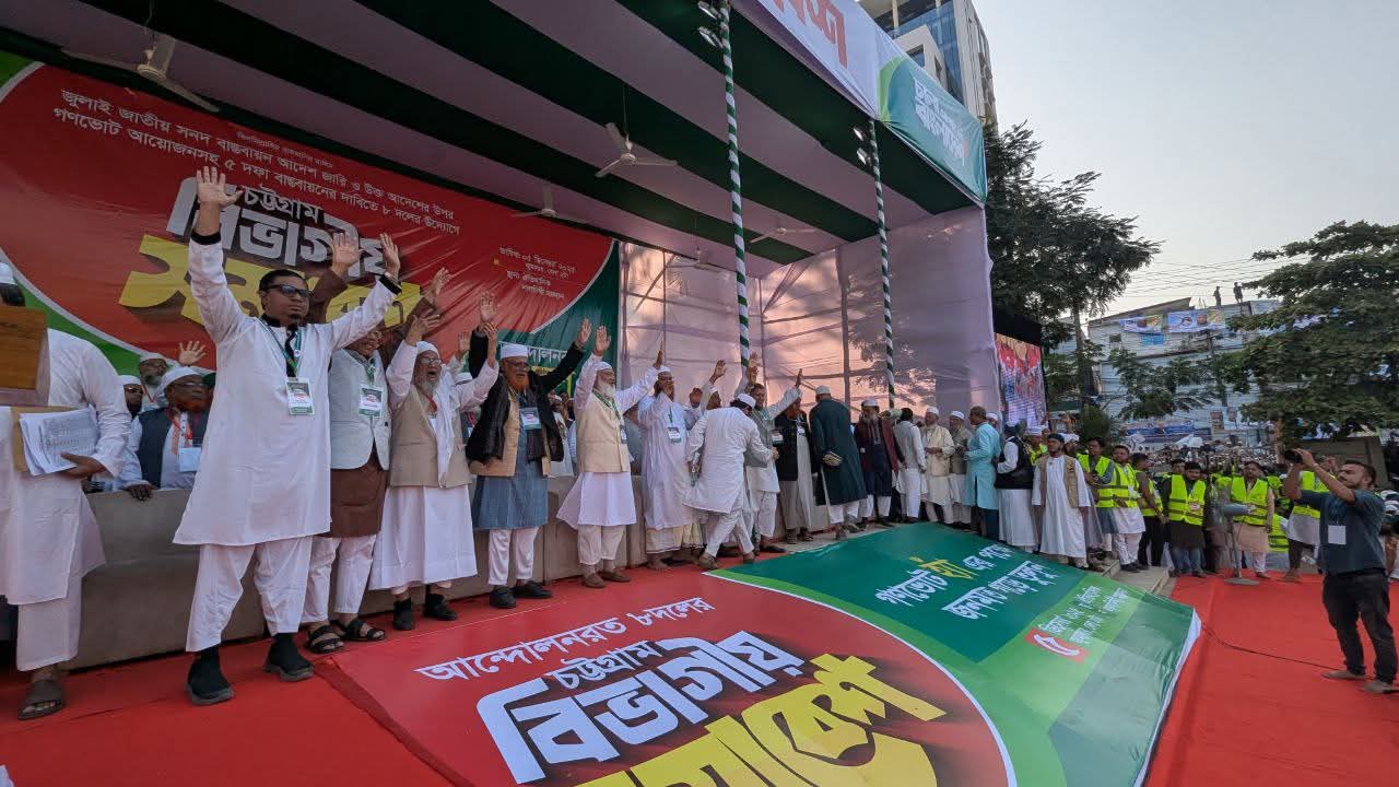 মঞ্চে আট দলের শীর্ষ নেতারা। ছবি: সারাবাংলা