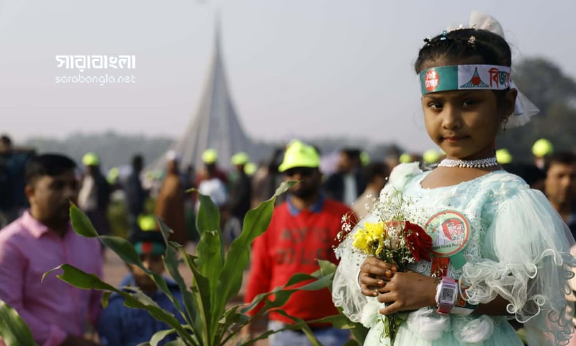 বিজয় দিবসে জাতীয় স্মৃতিসৌধে সর্বস্তরের মানুষের শ্রদ্ধা