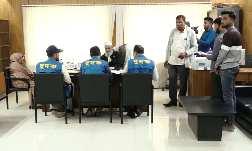 রোগী দেখার সময় চিকিৎসকের গেম খেলা, কুষ্টিয়ায় মেডিকেলে দুদক