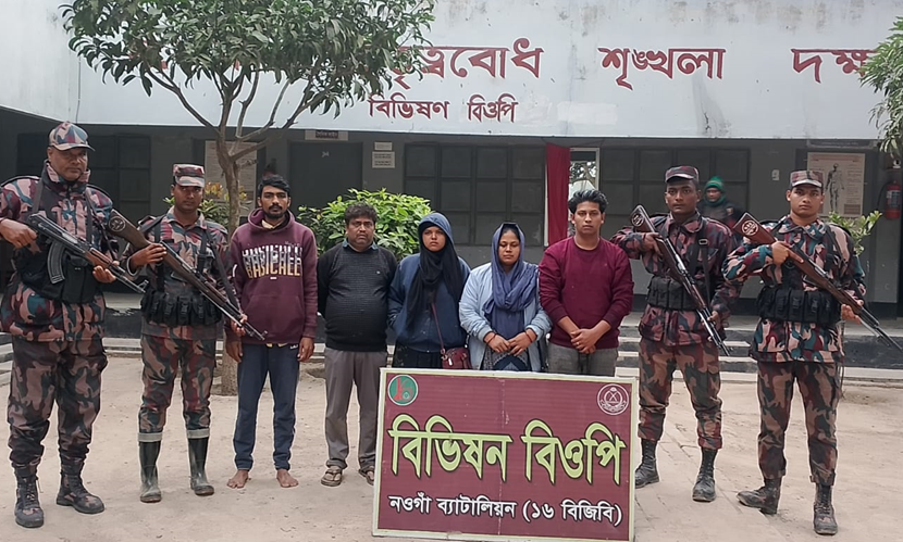 চাঁপাইনবাবগঞ্জ সীমান্তে নারীসহ আটক ৫