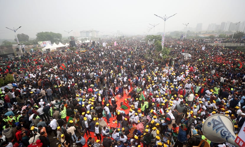 রাজধানীর পূর্বাচলের ৩০০ফিট সড়কে সংবর্ধনা মঞ্চের সামনে বিএনপির নেতাকর্মীরা। ছবি: সারাবাংলা